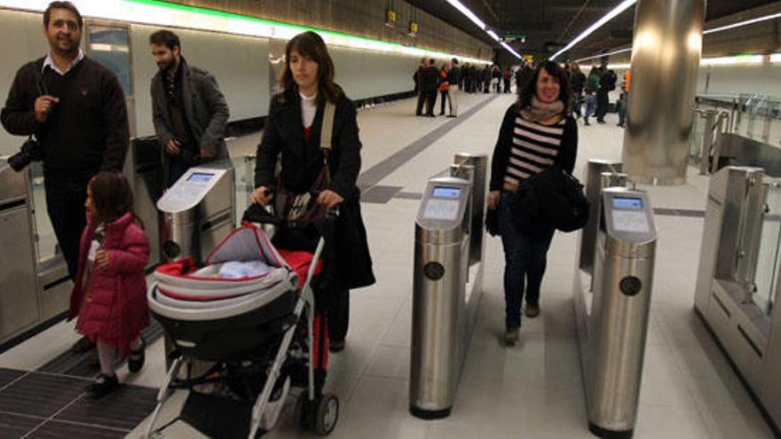 Metro Málaga permite el acceso de los carritos de bebés a los trenes.