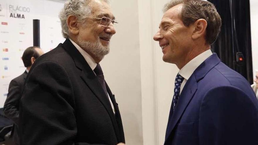 Plácido Domingo con Emilio Butragueño, ayer, en Madrid.