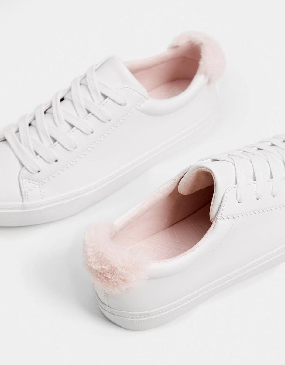 Zapatilla con detalle de peluche de Bershka (Precio: 19,99 euros)