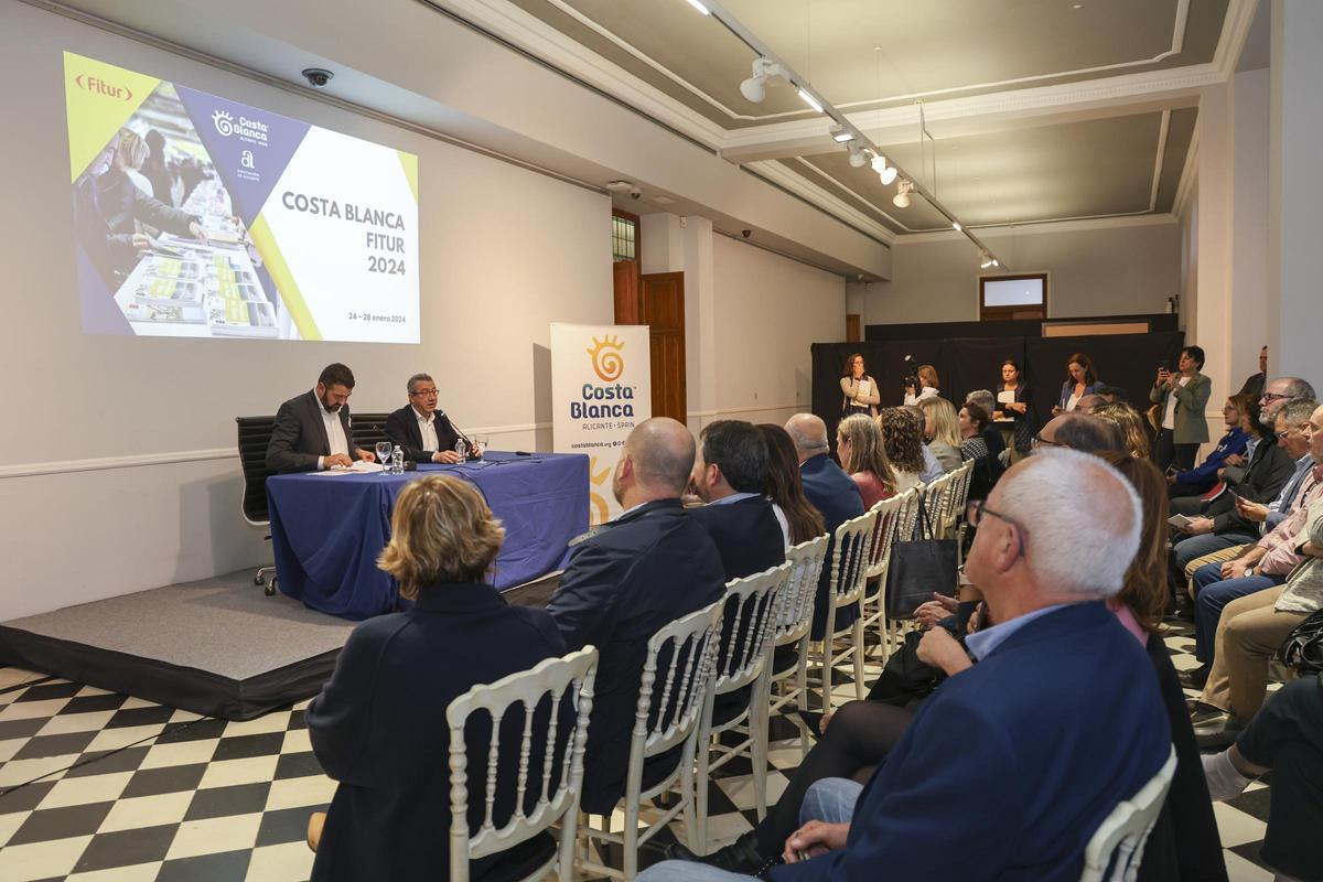 La reunión del presidente de la Diputación y el director del Patronato de la Costa Blanca con alcaldes y técnicos.