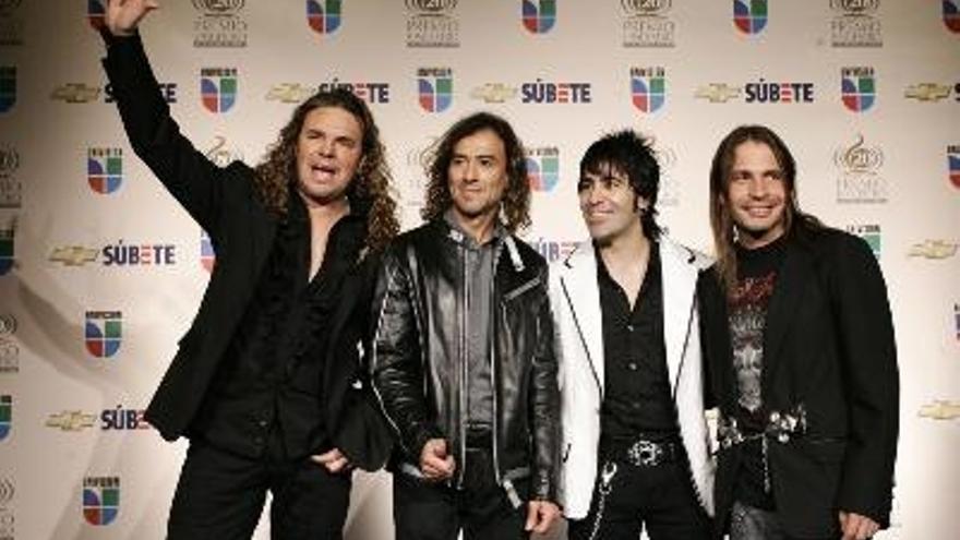 El grupo Mana saluda después de ganar el premio al Artista del Año, durante la gala de la vigésima entrega de los Premios Lo Nuestro hoy, 21 de febrero de 2008, en el American Airlines Arena, en Miami, Florida (EEUU).