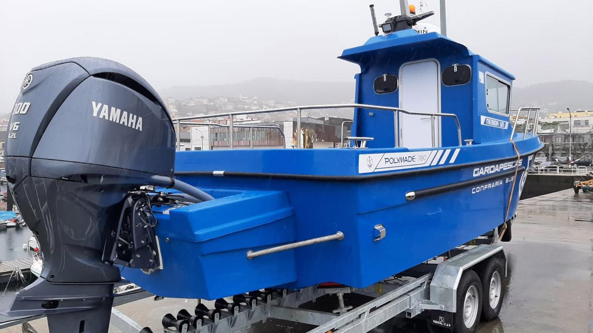 La lancha de vigilancia &quot;Néboa Un&quot;, en el varadero del puerto de Bueu.