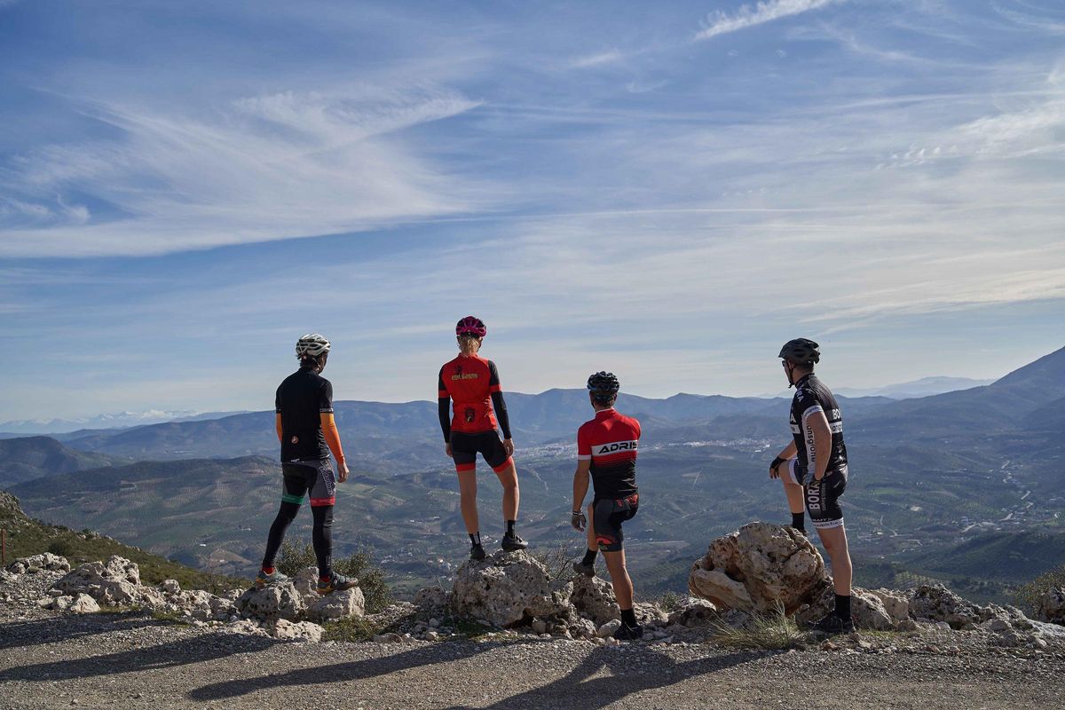 Unos ciclistas observan el paisaje de las Sierras Subbéticas.