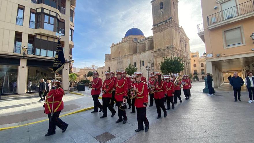 Una banda de cornetas y tambores este domingo cerca de la basílica de Santa María de Elche