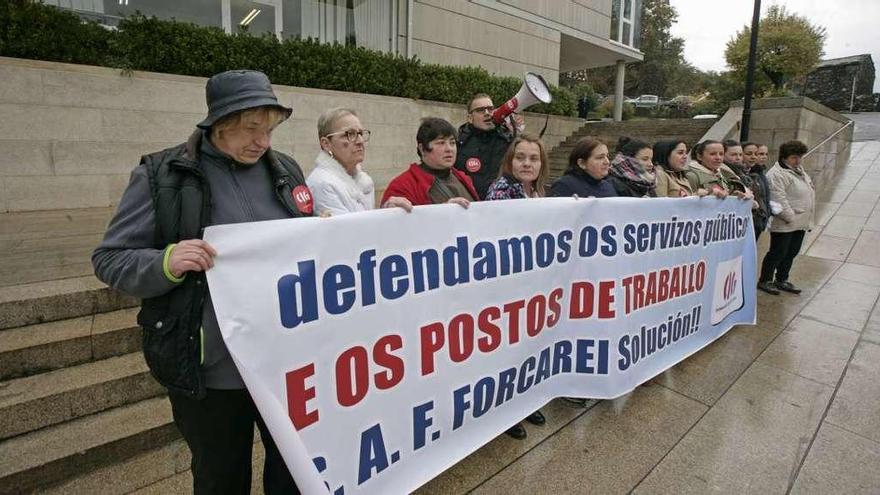 Trabajadoras del SAF y responsable comarcal de la CIG en la zona, ayer, concentrados ante el consistorio de Forcarei. // Bernabé / Cris M.V.