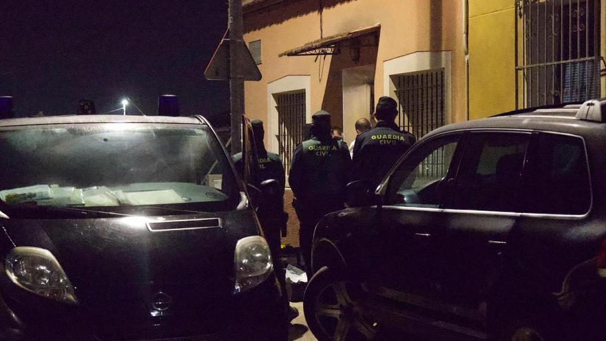 Agentes en el lugar del crimen de Monteagudo, la noche de este viernes.