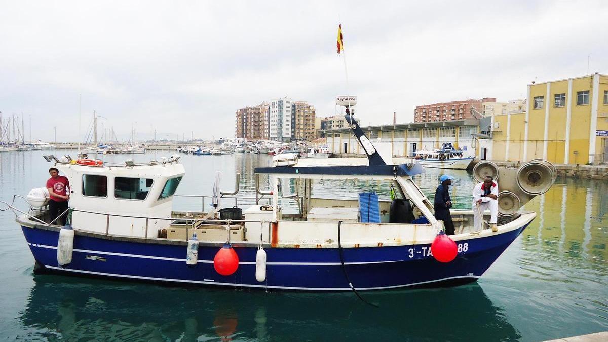 Foto de una embarcación de artes menores de Vinaròs en el puerto de la capital del Baix Maestrat.