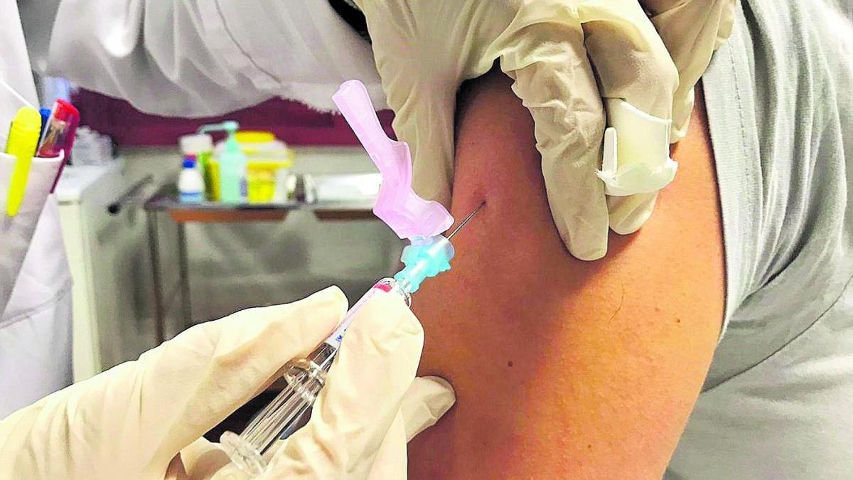 Enfermería urge un plan de choque en Primaria para la vacuna covid