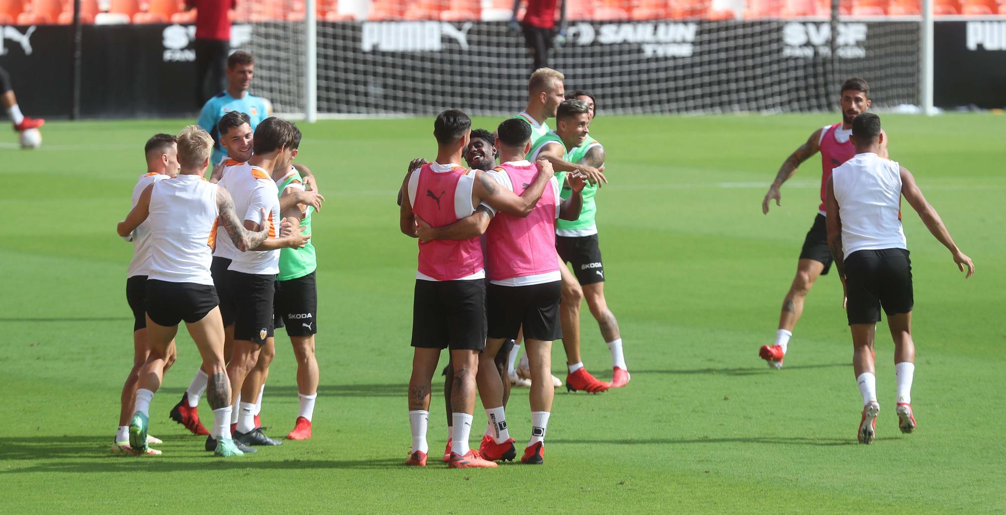 Sesión en Mestalla con Maxi Gómez y Alderete