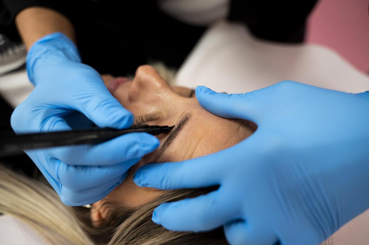 Uno de los pasos de la técnica del microblading.