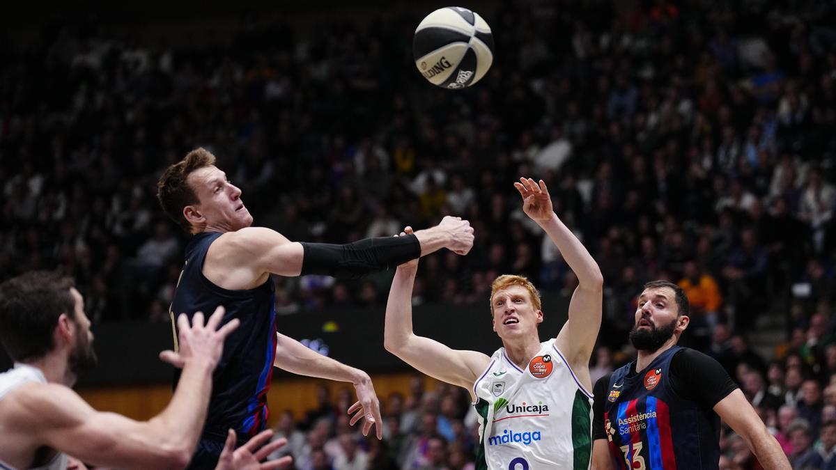 Vesely lucha un balón junto a Alberto Díaz, en una acción del Barcelona-Unicaja.