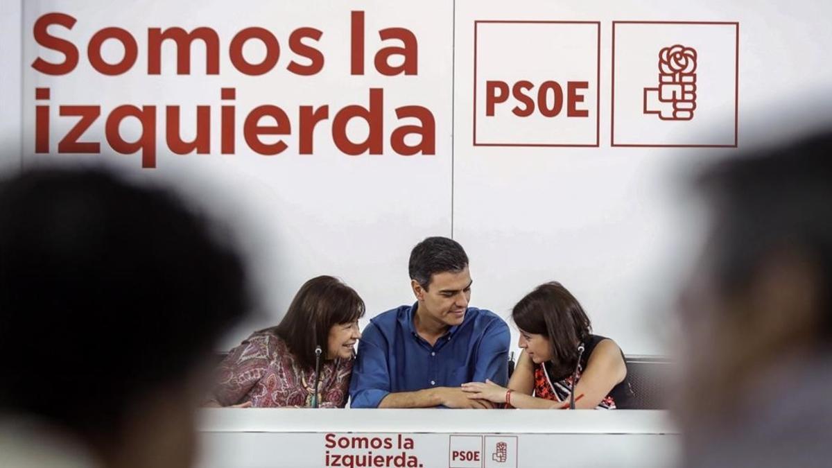 Pedro Sánchez conversa con Cristina Narbona, presidenta del PSOE, y Adriana Lastra, vicesecretaria general, este lunes.