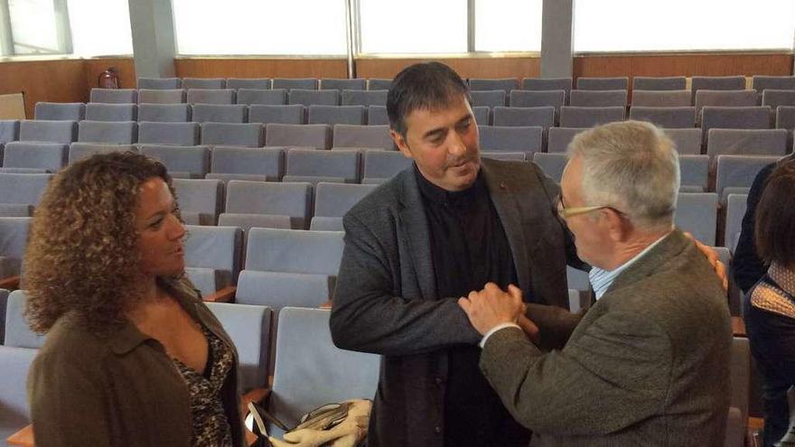 Fernando Quinteiro saluda al alcalde de Cangas tras ser investido en presencia de la portavoz socialista Ana Belén Martín. // C.G.