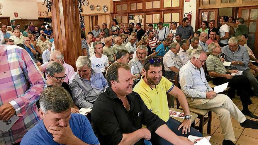 Entre los asistentes al acto, los alcaldes de Vilafranca y Maria.