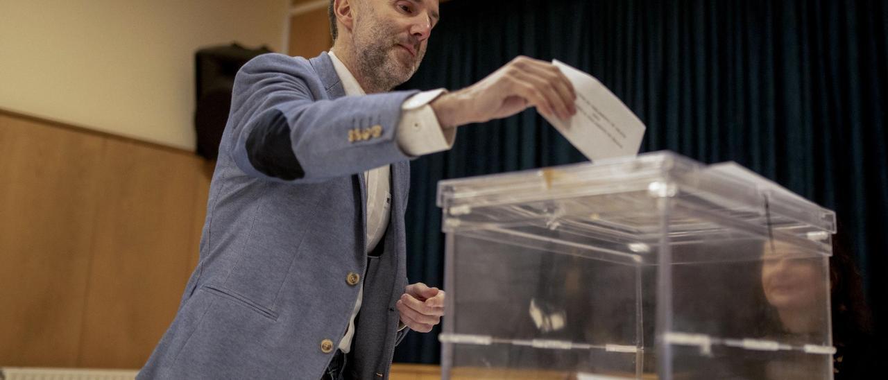 l líder de Democracia Ourensana, Gonzalo Pérez Jácome, ejerce su derecho a voto en el colegio Santo Domingo en Ourense, este domingo.