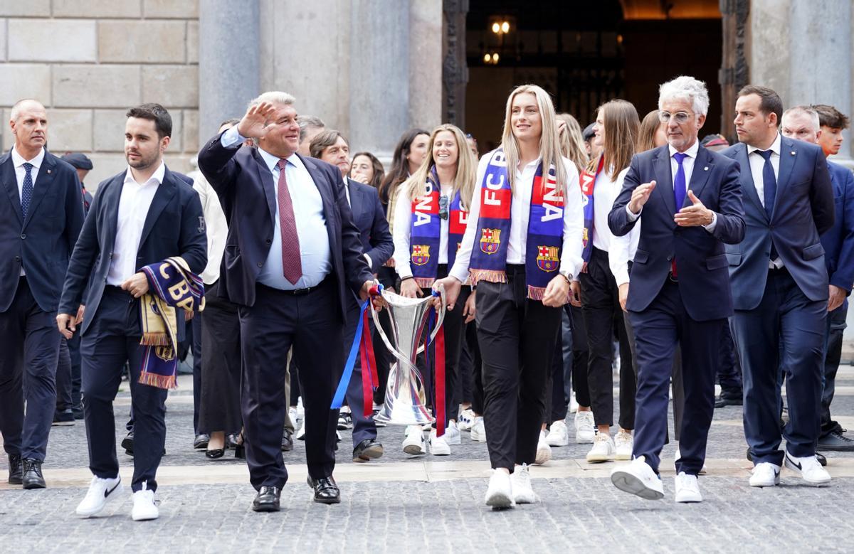 El Barça femenino celebra en la plaça Sant jaume