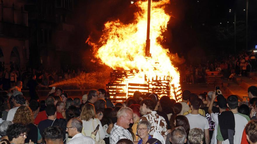 El Casco Vello de Vigo volvió a ser iluminado  en la hoguera de San Juan