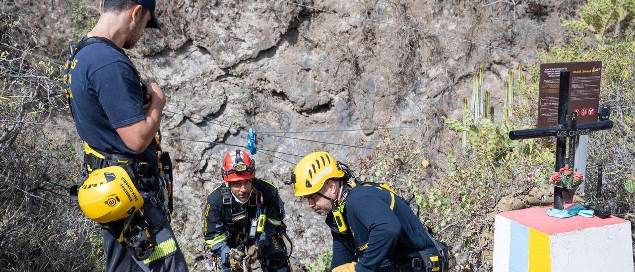 Ismael Mejías Pitti, con casco rojo, inicia el descenso a la sima de Jinámar