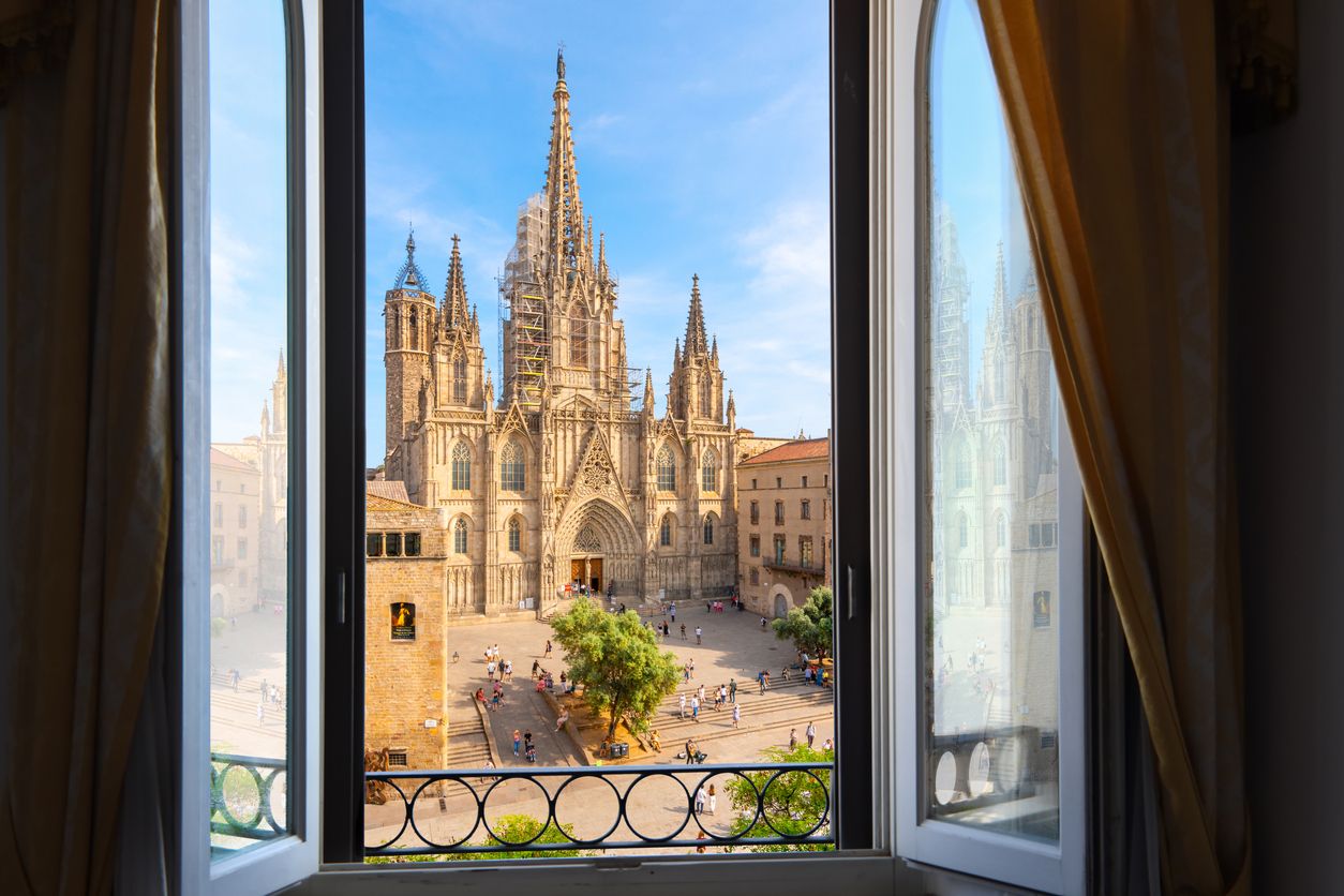 Vista a través de una ventana de la Catedral de Barcelona en el centro histórico de Barcelona.