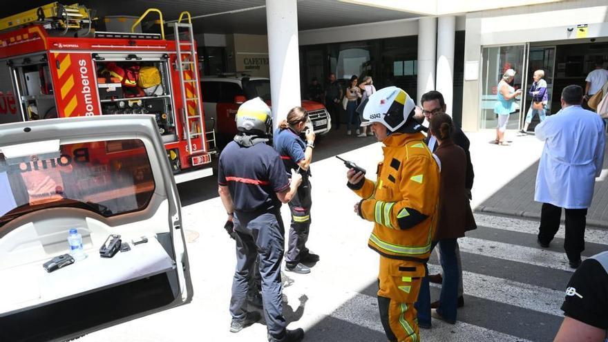 Dos heridos tras un incendio en el Hospital de Torrevieja que obliga a evacuar la segunda planta
