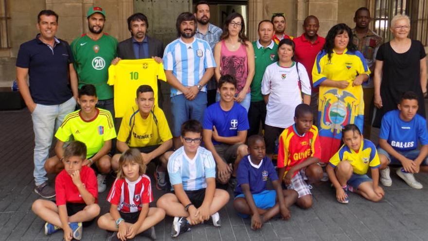 Representants de les diferents seleccions en la presentació del Mundialet a l&#039;Ajuntament