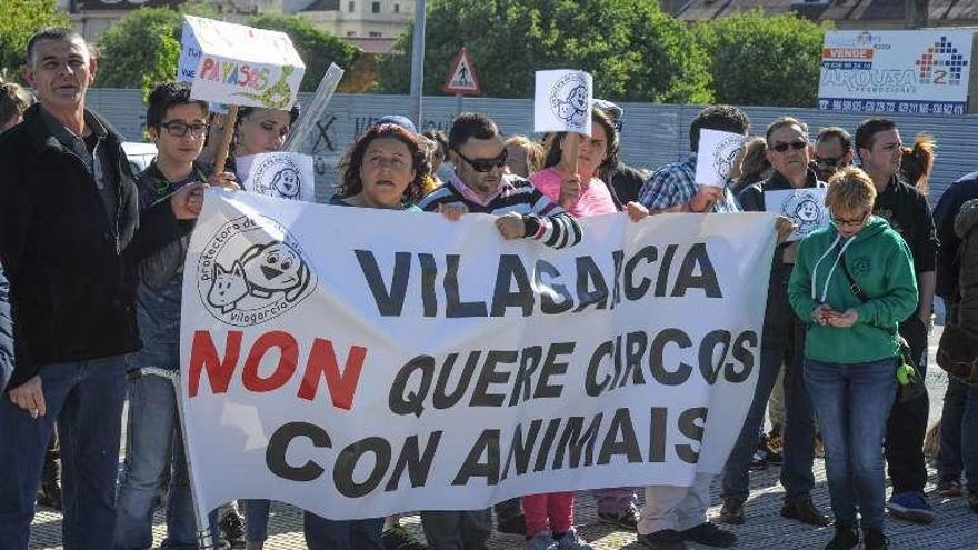 Los manifestantes convocados por la Protectora. // Iñaki Abella