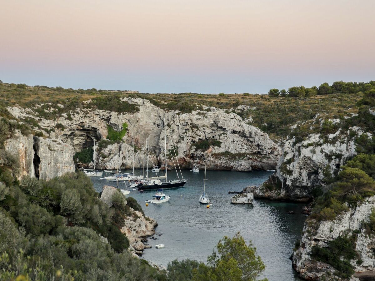 El edén rústico-chic entre viñedos y acantilados que invita a meditar y descubrir la Menorca más salvaje