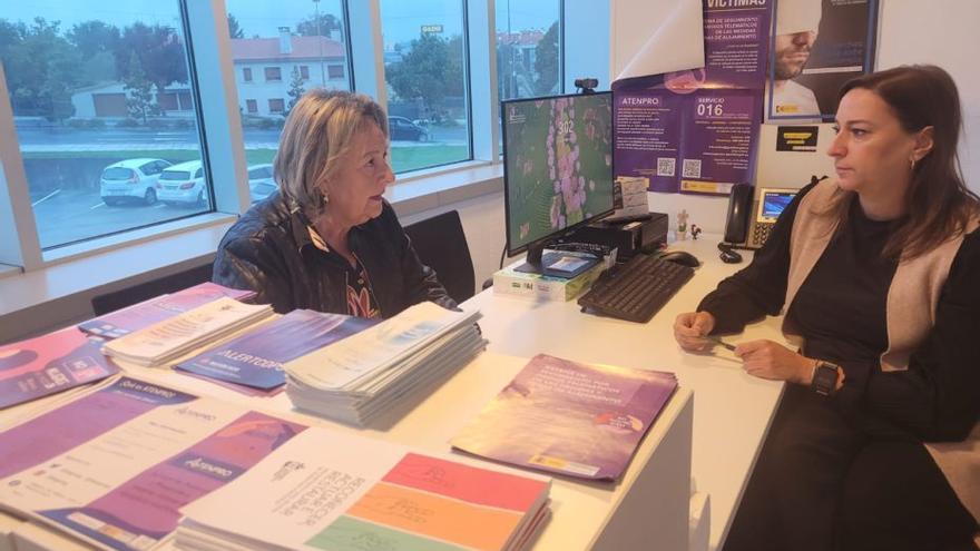 Carmen Canda y Teresa Rocha en la oficina del CIM de Lalín.