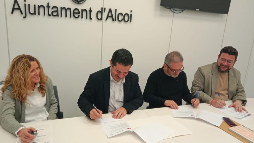 Firma del pacto entre el PSOE, Compromís y Guanyar