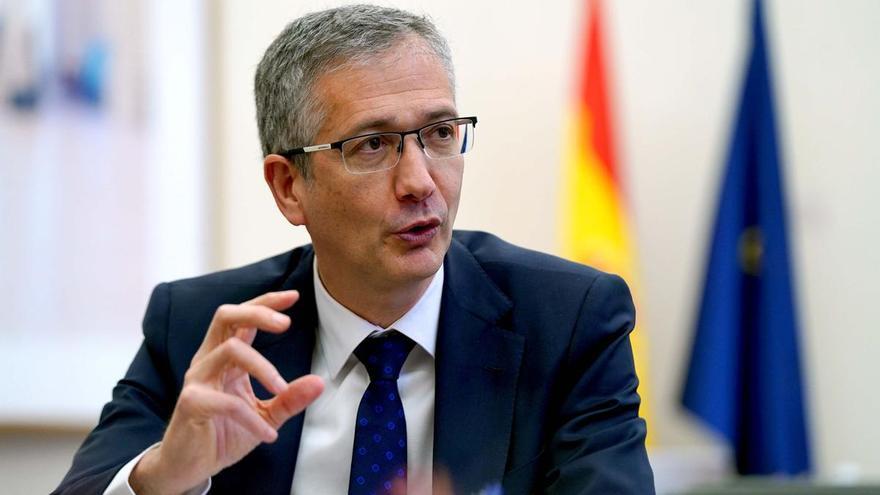 El gobernador del Banco de España pide &quot;grandes acuerdos políticos&quot; en su despedida