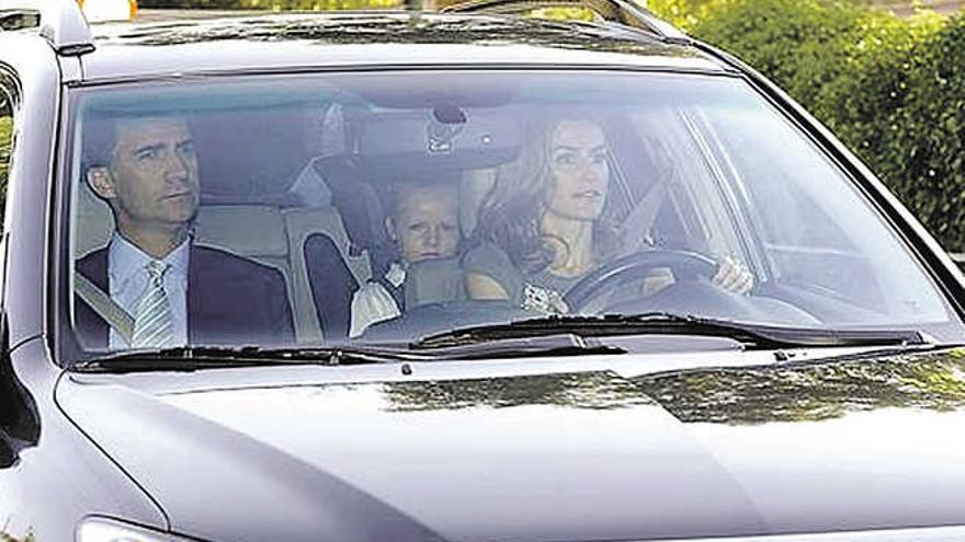 Doña Letizia lleva a sus hijas al colegio, junto a su marido.