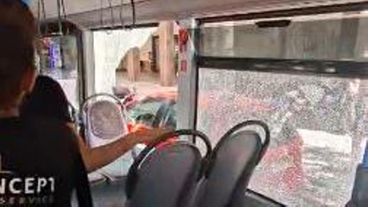 Estado en el que han quedado los cristales de un autobús de la EMT de Palma al chocar con la plataforma de un camión.