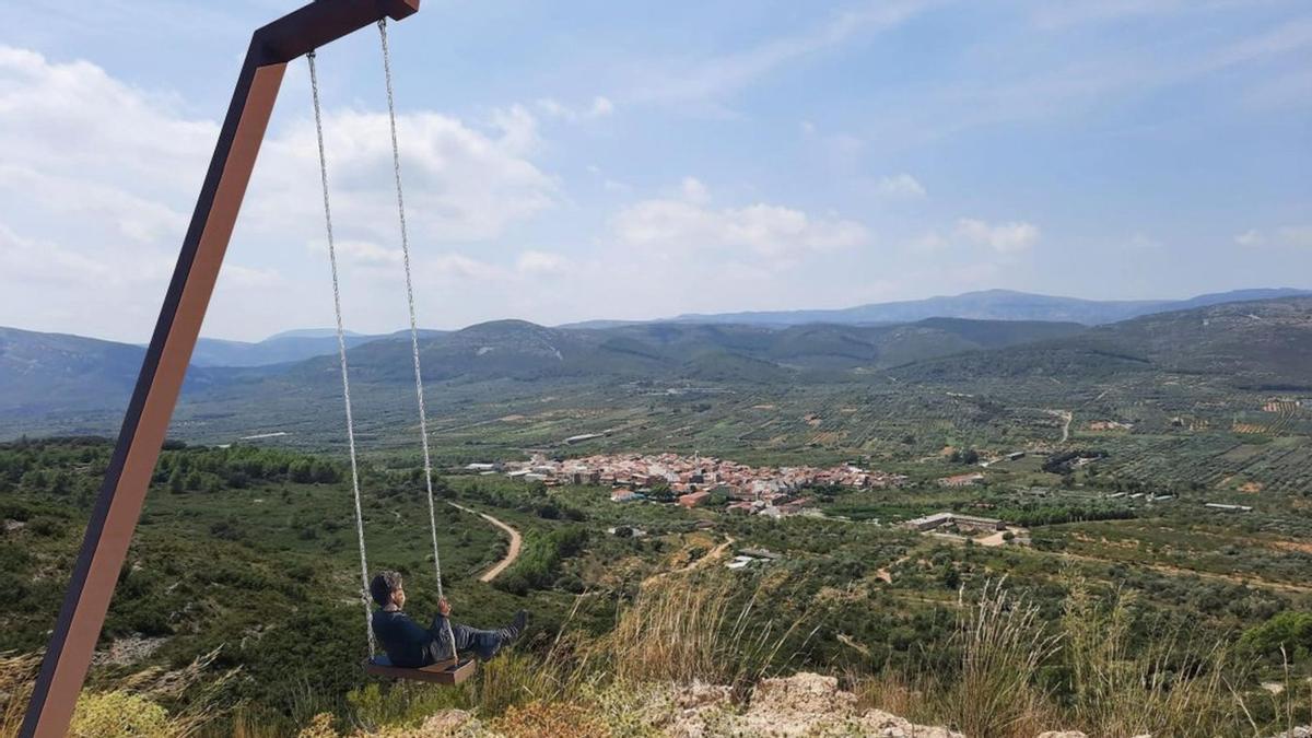 Simulación de uno de los miradores turísticos con columpios panorámicos proyectados en el Alt Maestrat, en el interior de Castellón.