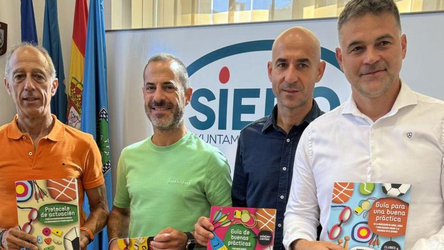 De izquierda a derecha, Jesús Abad, Ángel García, Virginio Ramírez y Gonzalo Silió, ayer, en la Pola.