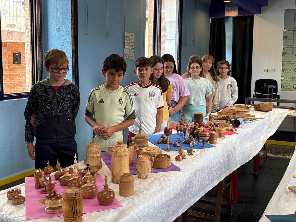 Escolares de Navelgas en la visita a la exposición.