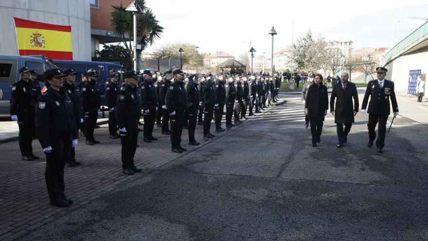 Carmen Moriyón, Juan Cofiño y Dámaso Colunga, pasando revista a los agentes en la Comisaría de El Natahoyo durante la celebración del bicentenario de la Policía Nacional, el pasado mes de enero. | Ángel González