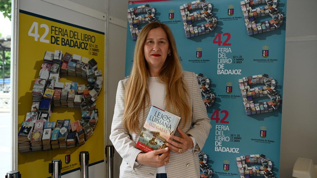 Luz Gabás, este sábado en la Feria del Libro de Badajoz.