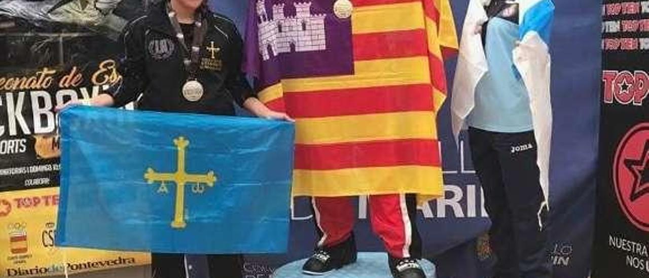 Ainara Álvarez (dcha.), en el podio del Campeonato de España. // FdV