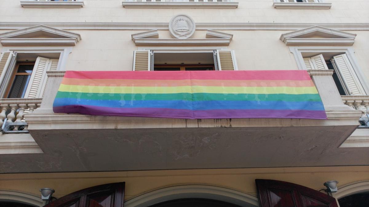 La bandera del colectivo LGTBI ondea en el Ayuntamiento de Sant Boi en una imagen de archivo.