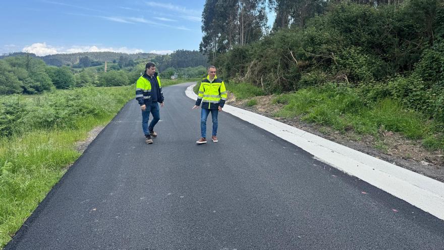 El concejal Jorge Suárez y el alcalde, Iván Fernández, visitando los trabajos en la carretera entre Cancienes y Taujo.