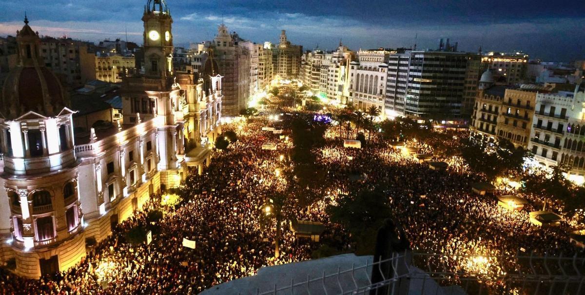 La riada deja a un presidente en 
el alero dispuesto a sobrevivir