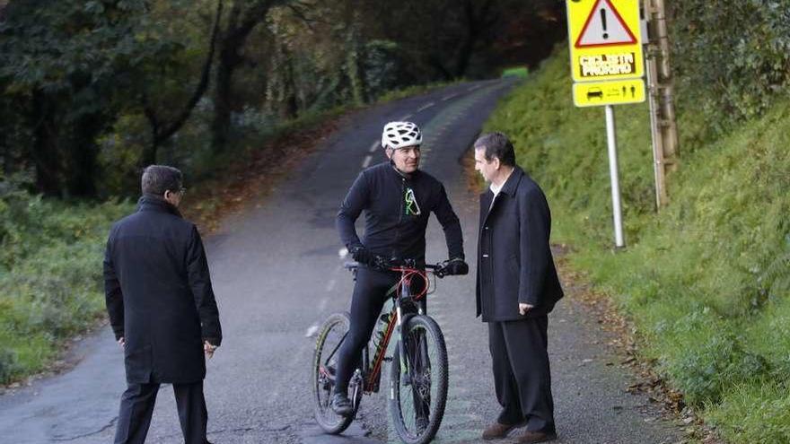 Caballero y Font charlan con un ciclista durante la presentación del sistema de seguridad. // R. Grobas