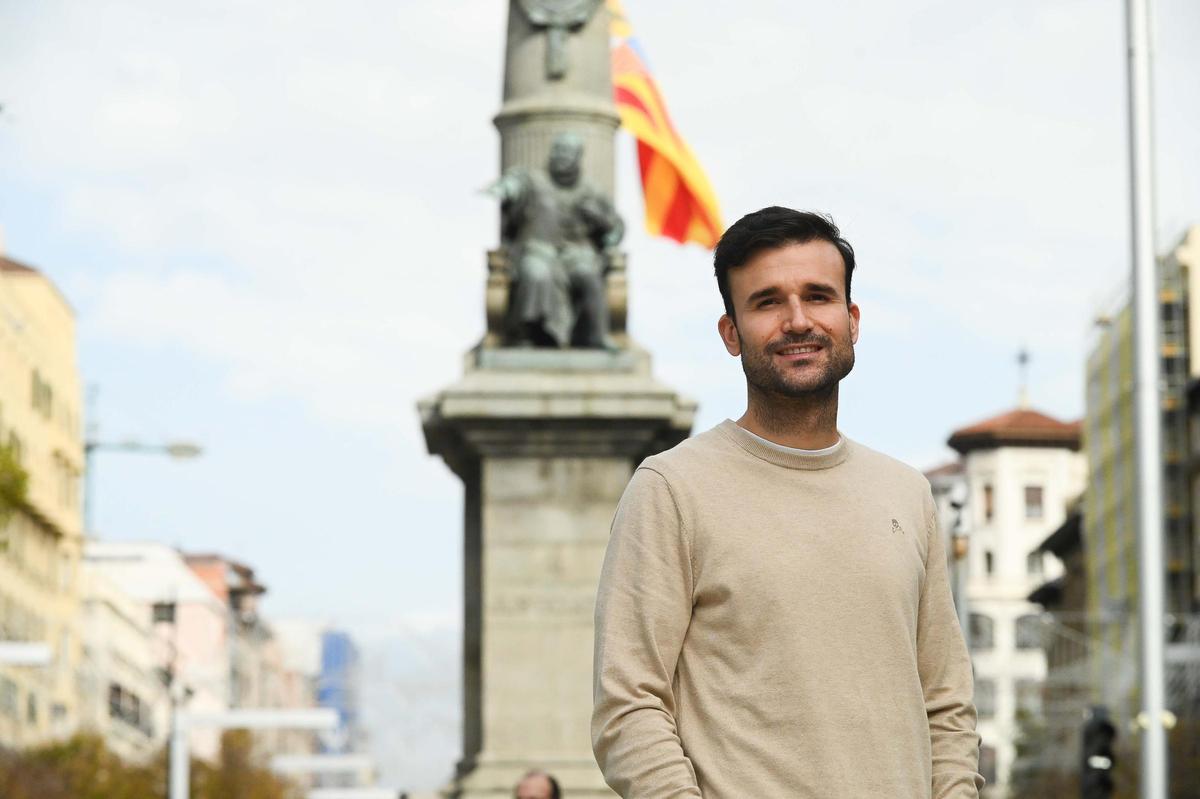 Pedro Lozano, delante de la estatua del Justicia de Aragón, en la plaza de Aragón de Zaragoza.