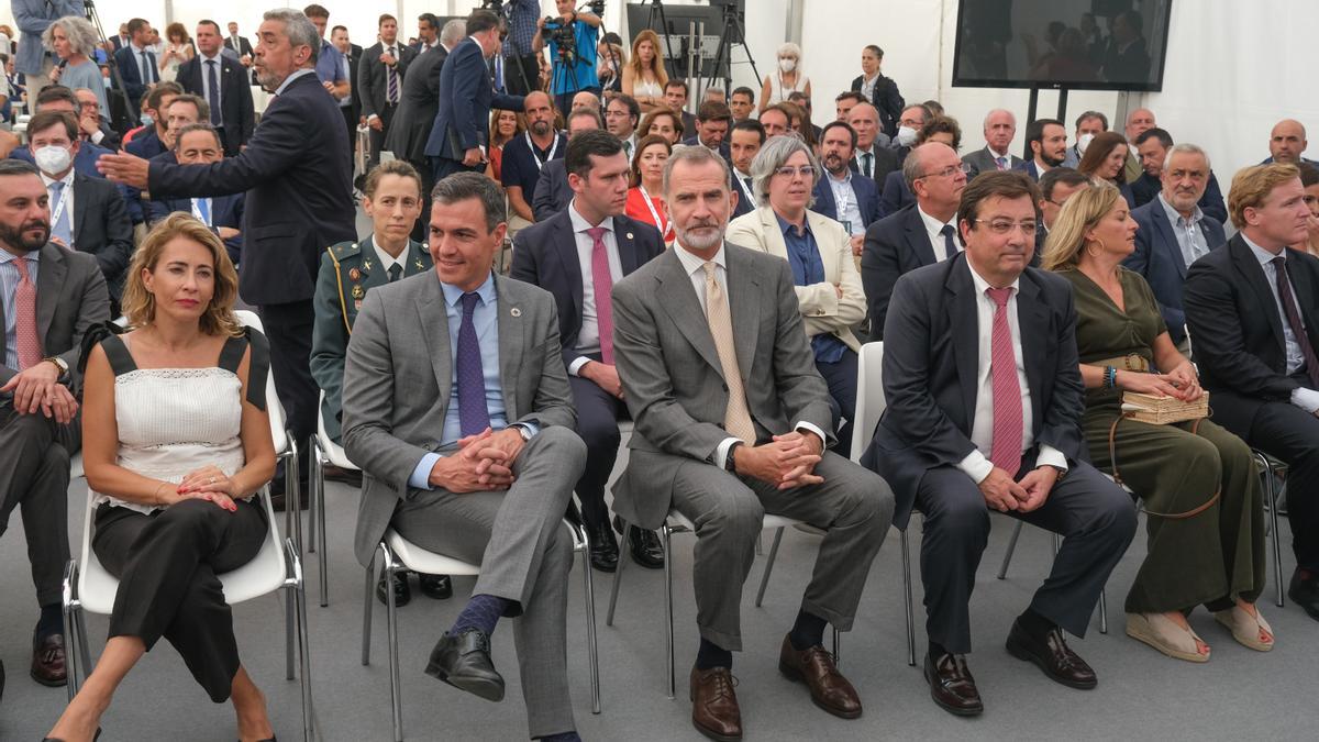 Autoridades e invitados en la estación de Badajoz.