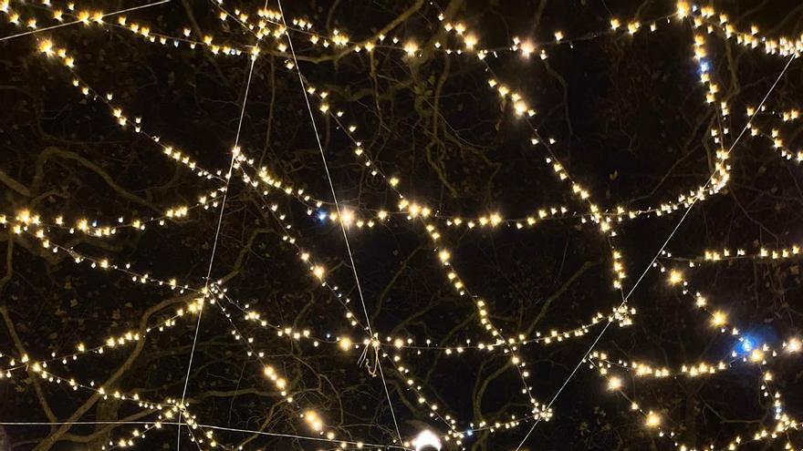 Trasladado a planta el joven que se cayó desde la fuente de Azcárraga