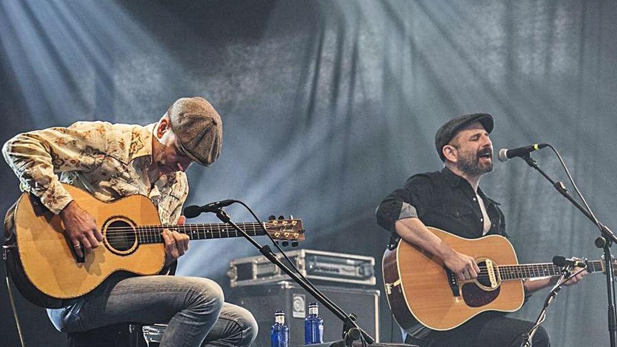 Josele Santiago, a la derecha, y David Krahe, durante su concierto de ayer en la Fábrica de Armas. | Irma Collín