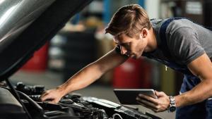 Mecánico revisando un vehículo