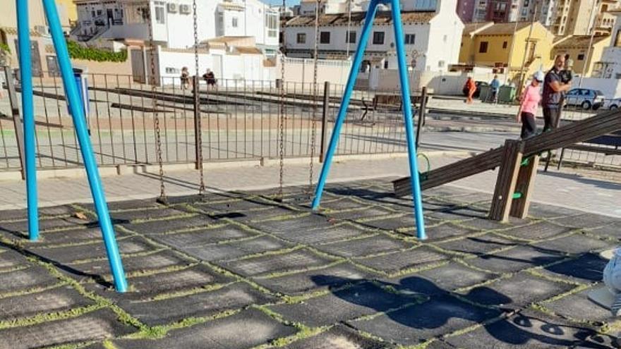 Zona del suelo de amortiguación de los juegos infantiles del parque Sevilla en Torrevieja