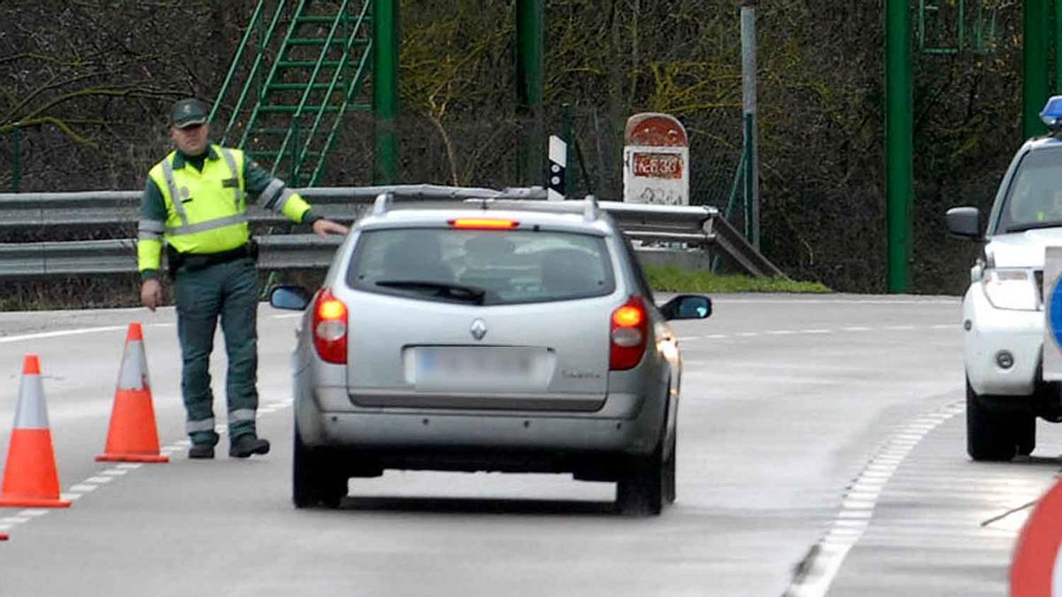 Multado con 200 euros por poner la baliza, baja y colocar el triángulo, pero olvida el otro elemento de seguridad obligatorio: la Guardia Civil revisa el lado del copiloto de los asturianos