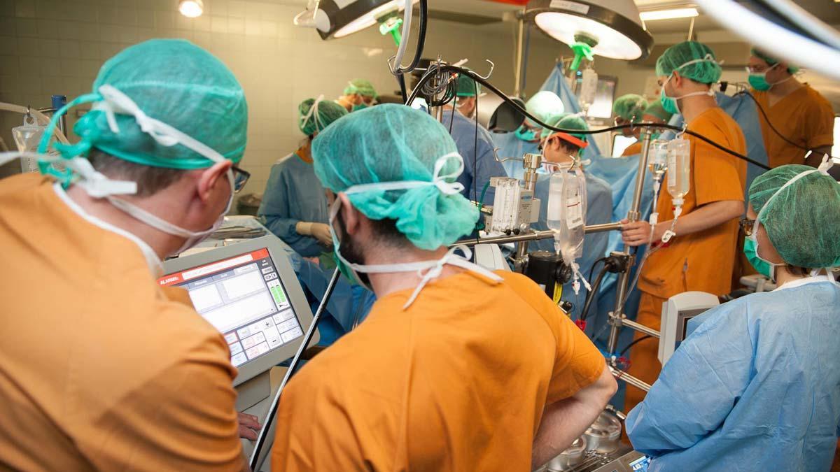 El Hospital de Bellvitge implanta su primer corazón totalmente artificial.